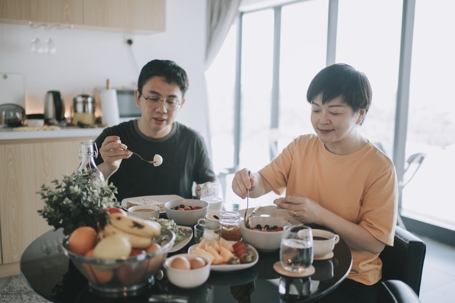 Middle-aged couple mindfully enjoying a healthy and nutritious breakfast on a quiet, stress-free morning. | Soza Weight Loss