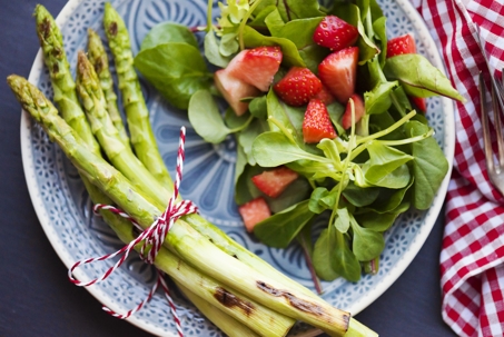 Spinach and strawberry salad with a side of asparagus. | Soza Weight Loss